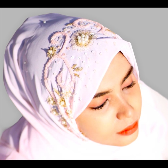 Luxury Hijab - Picture 1 of 5